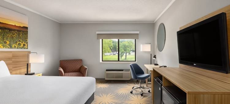 堪萨斯城南温德姆戴斯套房酒店(Days Inn & Suites by Wyndham Kansas City South)图片