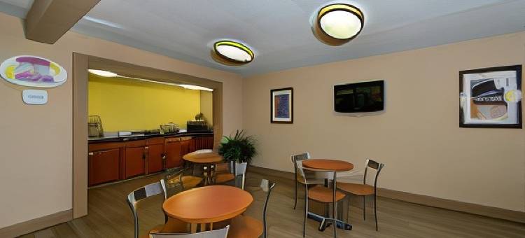 克拉克斯维尔东北速8酒店(Super 8 by Wyndham Clarksville Northeast)图片