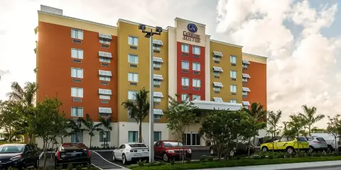 舒適套房酒店-羅德岱堡機場南遊艇港