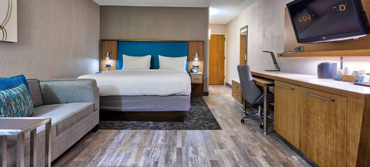 汉普顿体育馆中央万怡酒店(Courtyard Hampton Coliseum Central)图片