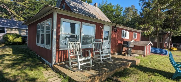 Charming 4-bedroom cottage ON Tawas Lake Pet, kid-friendly. Great Bird watching!图片