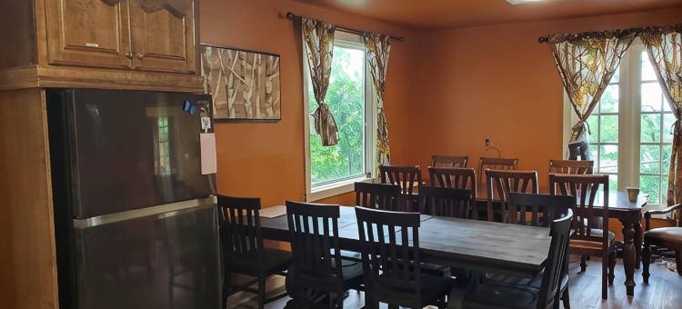 温泉城中心全新更低房价！超赞8卧室3层度假屋，无管理费！！(New Lower Rates! Amazing 8 Bedroom 3 Story Downtown Hot Springs! No Admin Fee!!)图片