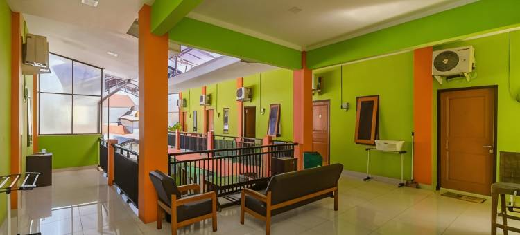 红多兹酒店-井里汶科贾克桑站2号(RedDoorz Near Kejaksan Station Cirebon 2)图片