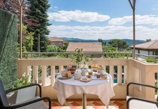 Villa Elisa M Hotel Overview