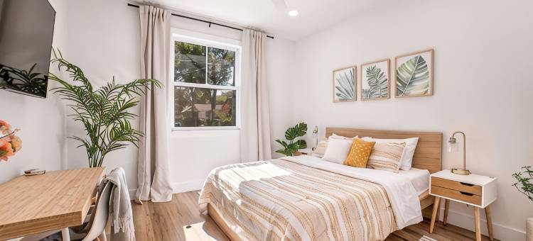 市中心和海滩•3卧室现代海滨小屋•咖啡和华夫饼吧度假屋(3Br Modern Coastal Cottage • 1 Mi to Downtown • Coffee & Waffle Bar)图片
