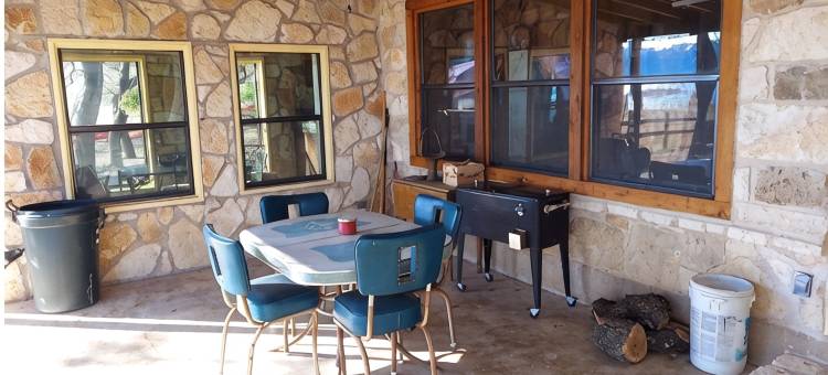 特拉维斯湖北岸温馨私密石屋(Cozy, private waterfront stone cabin on the north shore of Lake Travis)图片