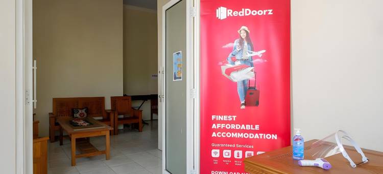 红多兹酒店-肯德尔南卡利文古公路(RedDoorz @ Jalan Raya Kaliwungu Selatan Kendal)图片