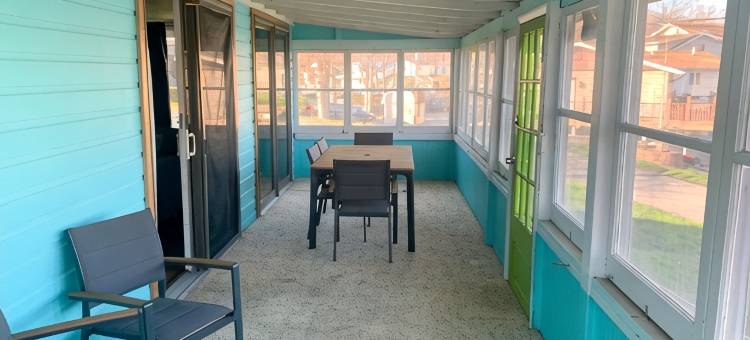 西尔万湖附近新近翻新小屋(Newly Remodeled Cabin Steps from Sylvan Lake)图片