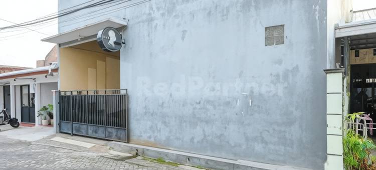 马斯克利米斯宾馆帕库翁商场米特拉红门酒店(Mas Klimis Guesthouse Pakuwon Mall Mitra RedDoorz)图片