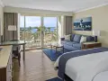 特大床房間，帶陽台和海灣景觀