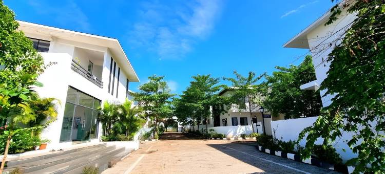 位于斯哈哈普尔的2卧室别墅-120平方米|带3个独立浴室(Spanish-inspired 2 BHK White Villa - Brinla Homes)图片