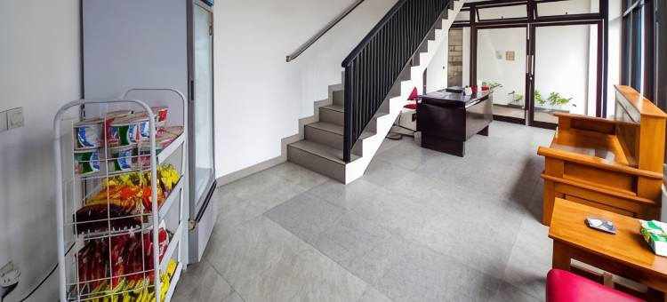 RedDoorz Plus Syariah at Umyas Hotel Near Terminal Anjuk Ladang Nganjuk图片