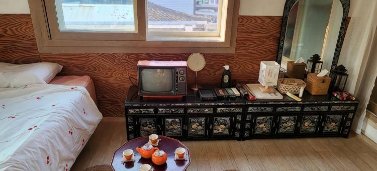 Henny's Village Cans #EntireHouse #Retro #RedClayPotLidPorkBelt #Fireplace #Fishing  #Healing #Rest图片