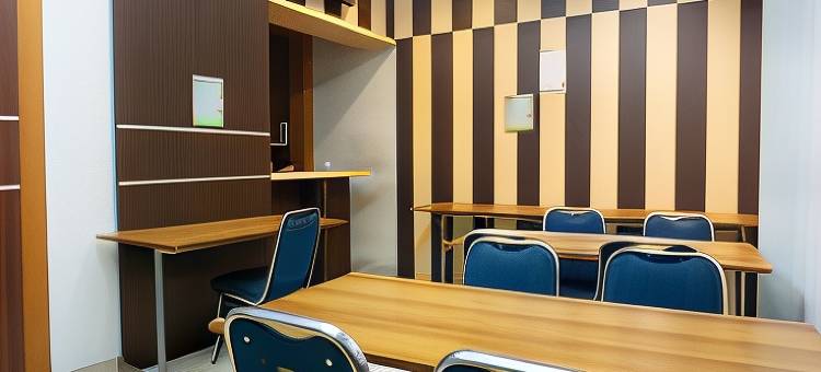 红多兹酒店-近查亚普拉港(RedDoorz Near Pelabuhan Jayapura)图片