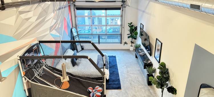 Studio-style loft with Garage door only 6 miles from Disney!图片