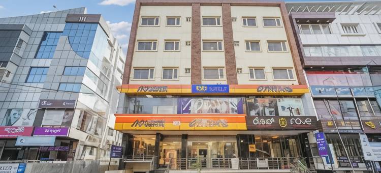 法布罗弗酒店及套房-塔梅纳哈利村(FabHotel Rove Inn & Suites - Nr Thammenahalli Village)图片