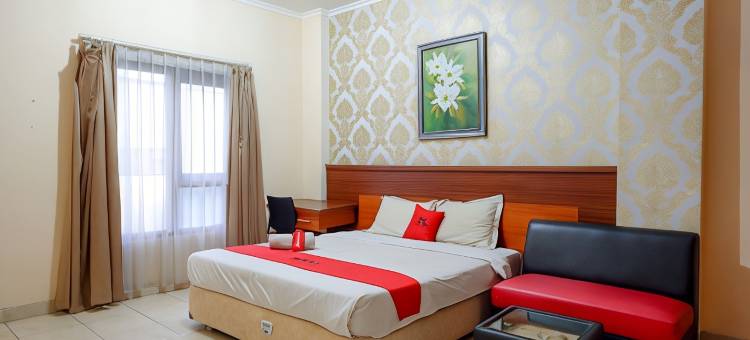 Pineapple Mansion Solo Mitra RedDoorz Near RS Jih Solo图片
