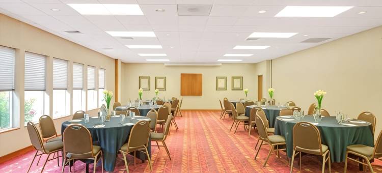 圣路易斯/西港戴斯酒店(Days Inn & Suites by Wyndham St. Louis/Westport Plaza)图片