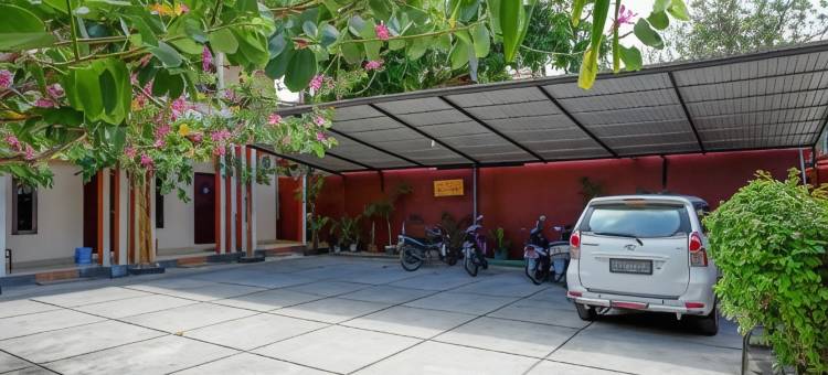 红多兹酒店-近帕卢朱弗利亚机场穆提亚拉SIS(RedDoorz Near Mutiara Sis Al Jufrie Airport Palu)图片