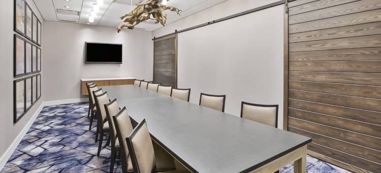 智选假日套房酒店-欧基莫斯/大学区(Holiday Inn Express & Suites Okemos - University Area)图片