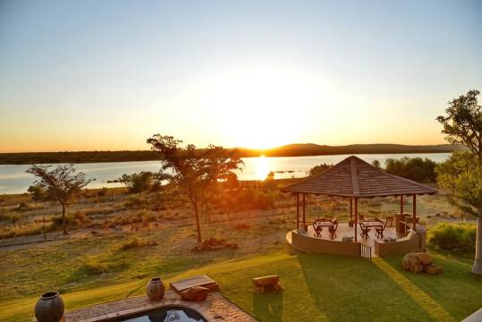 卡米尔漂流水滨庄园度假村(Kameeldrift Waterfront Estate & Resort)