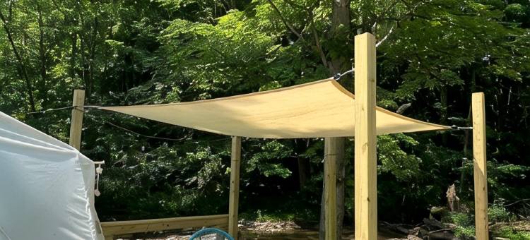 历史悠久的劳雷尔高地经营中的农场内帆布钟形帐篷(Canvas Bell Tent on Working Farm in Historic Laurel Highlands)图片