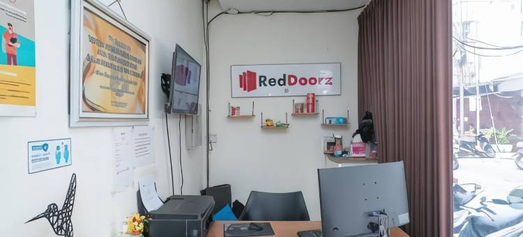 泗水梅詹宋科诺红多兹酒店(RedDoorz at Mayjen Sungkono Surabaya)图片