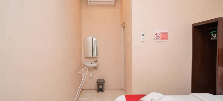红多兹伊斯兰酒店-近诗都阿佐力宝广场(RedDoorz Syariah Near Lippo Plaza Sidoarjo)图片