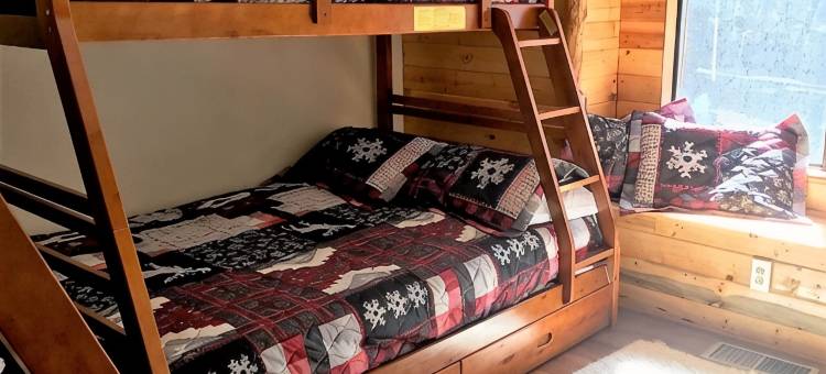 壮丽山景、热水浴缸、雪橇场地、烧烤设施和高速Wi-Fi的木屋(Spectacular mountain views, hot tub, sledding yard, bbq, fast wi-fi)图片