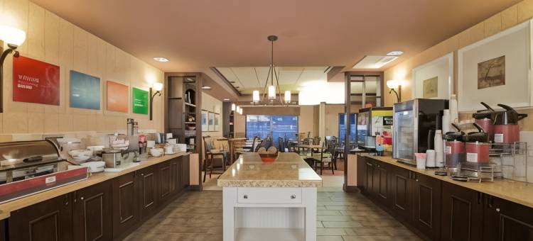 舒适套房酒店(Russell Inn & Suites)图片