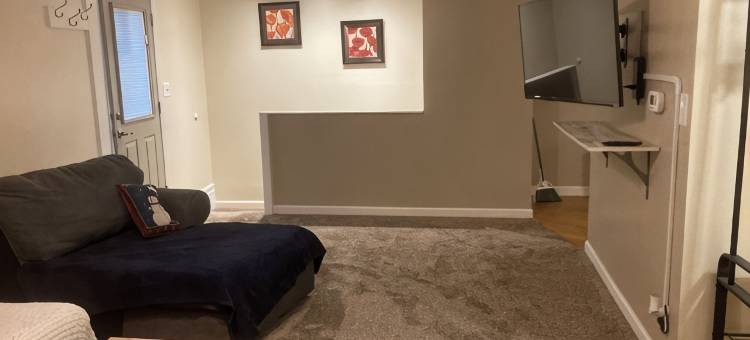 安静社区内新近翻修的三卧室两浴室双拼住宅一侧度假屋.(3 bedroom, 2 bath in a quiet neighborhood. Newly remodeled side of a duplex.)图片