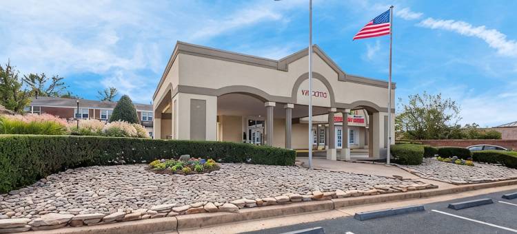 瀑布教堂市-阿灵顿凯隆酒店(Clarion Inn Falls Church-Arlington)图片