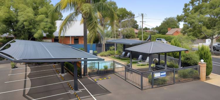 Bluegum Dubbo by Travellers = 旅行者蓝桉树达博(Bluegum Dubbo)图片