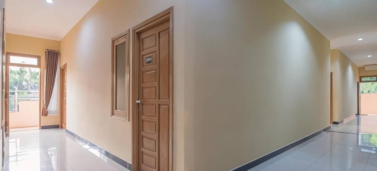 红多兹Plus酒店-近沙姆斯丁努尔机场3号(RedDoorz Plus Near Syamsudin Noor Airport 3)图片