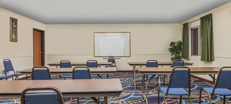 登顿速8酒店(Super 8 by Wyndham Denton)图片