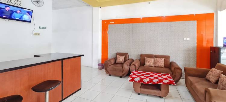 红多兹酒店(格里亚瓦希德·巴唐广场)沙里亚(RedDoorz Syariah at Griya Wahid Alun Alun Batang)图片