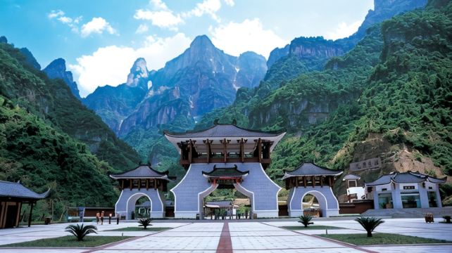 张家界+天门山+凤凰4日3晚跟团游·超V+20人团+100+纯玩+2+1航空巴士+赠168元凤凰3景沱江泛舟+24H管家+接送站/机