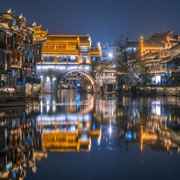 长沙+张家界+大峡谷+天门山+湘西+凤凰古城5日4晚跟团游