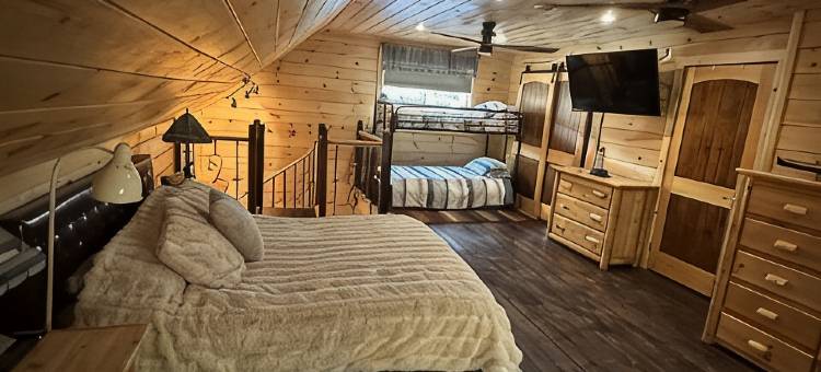 阿迪朗达克阿冈昆湖畔全年适住度假屋，配有全新热水浴缸(Adirondack lakeside 4 season home on Lake Algonquin with new hot tub)图片