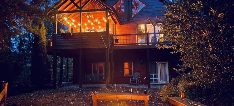 莱克城豪华(热水浴缸、私人船位、绝美山景)木屋，可住10人(Luxury Lake Chalet Hot Tub Private Boat Slip  Amazing Mountain View’s Sleeps 10)图片