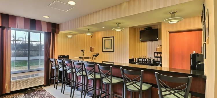 奥什科甚美吟温德姆酒店(AmericInn by Wyndham Oshkosh)图片