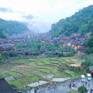 贵阳+多彩贵州城+西江千户苗寨+荔波小七孔景区+肇兴侗寨+镇远古城+梵净山+遵义会议会址+遵义市仁怀茅台酒镇旅游景区+赤水丹霞旅游区·大瀑布+四洞沟景区+赤水竹海公园+丙安古镇+重庆9日8晚私家团