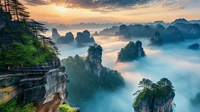 長沙+張家界+天門山+鳳凰5日4晚跟團遊·楚韻翠微+20人純玩+景交全含0自費+贈168魅力湘西晚會+苗服體驗+2+1航空巴士+50餐標