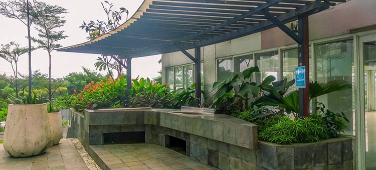 Gray Accent 1BR at Grand Sentraland Karawang Apartment By Travelio图片