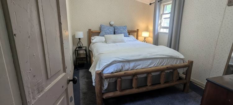 Charming 4-bedroom cottage ON Tawas Lake Pet, kid-friendly. Great Bird watching!图片