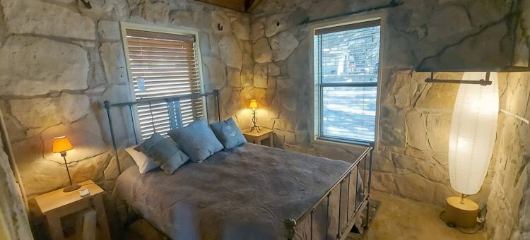 特拉维斯湖北岸温馨私密石屋(Cozy, private waterfront stone cabin on the north shore of Lake Travis)图片