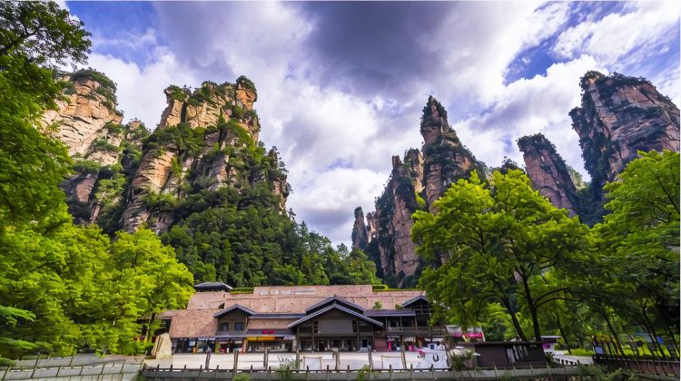 张家界+天门山+凤凰5日4晚跟团游·楚韵画峤+6人纯玩+景交全含0自费+168魅力湘西晚会+8大VIP通道+赠苗服换装+夜游泛舟