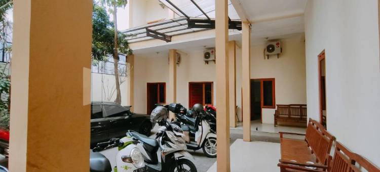 卡利达米特拉红门酒店-靠近沃诺萨里阿伦阿伦(Calida Hotel Mitra RedDoorz Near Alun Alun Wonosari)图片