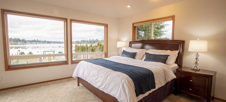 日落湖静居-塔普斯湖湖畔度假屋，宽敞、运动场、皮划艇(Sunset Lake Retreat@ Lake Tapps-Lakefront, Spacious, Sports Court, Kayaks)图片