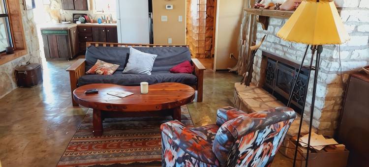 特拉维斯湖北岸温馨私密石屋(Cozy, private waterfront stone cabin on the north shore of Lake Travis)图片